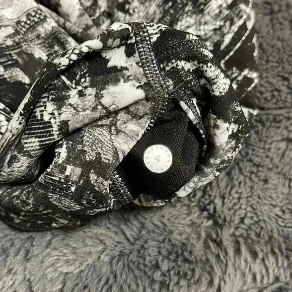 Lululemon Wunder Under Leggings - Picture 4 of 8